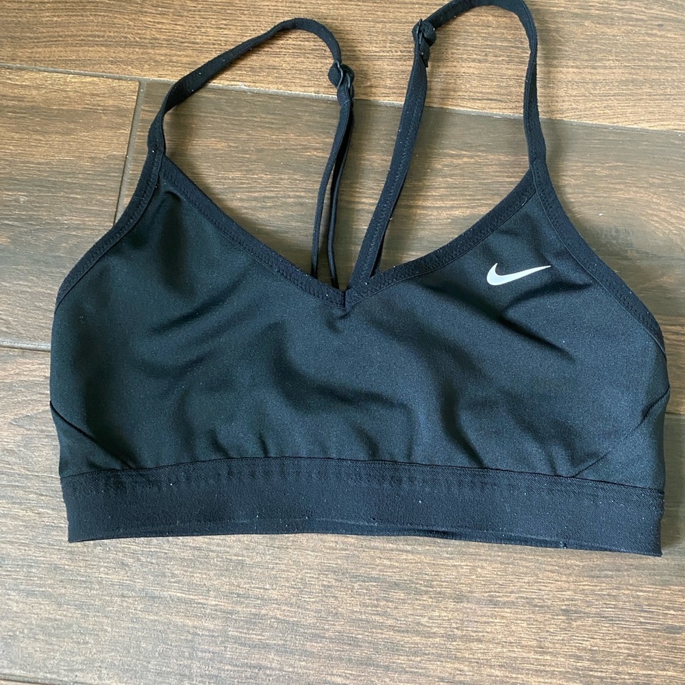 Nike sports bra barely worn. size small!